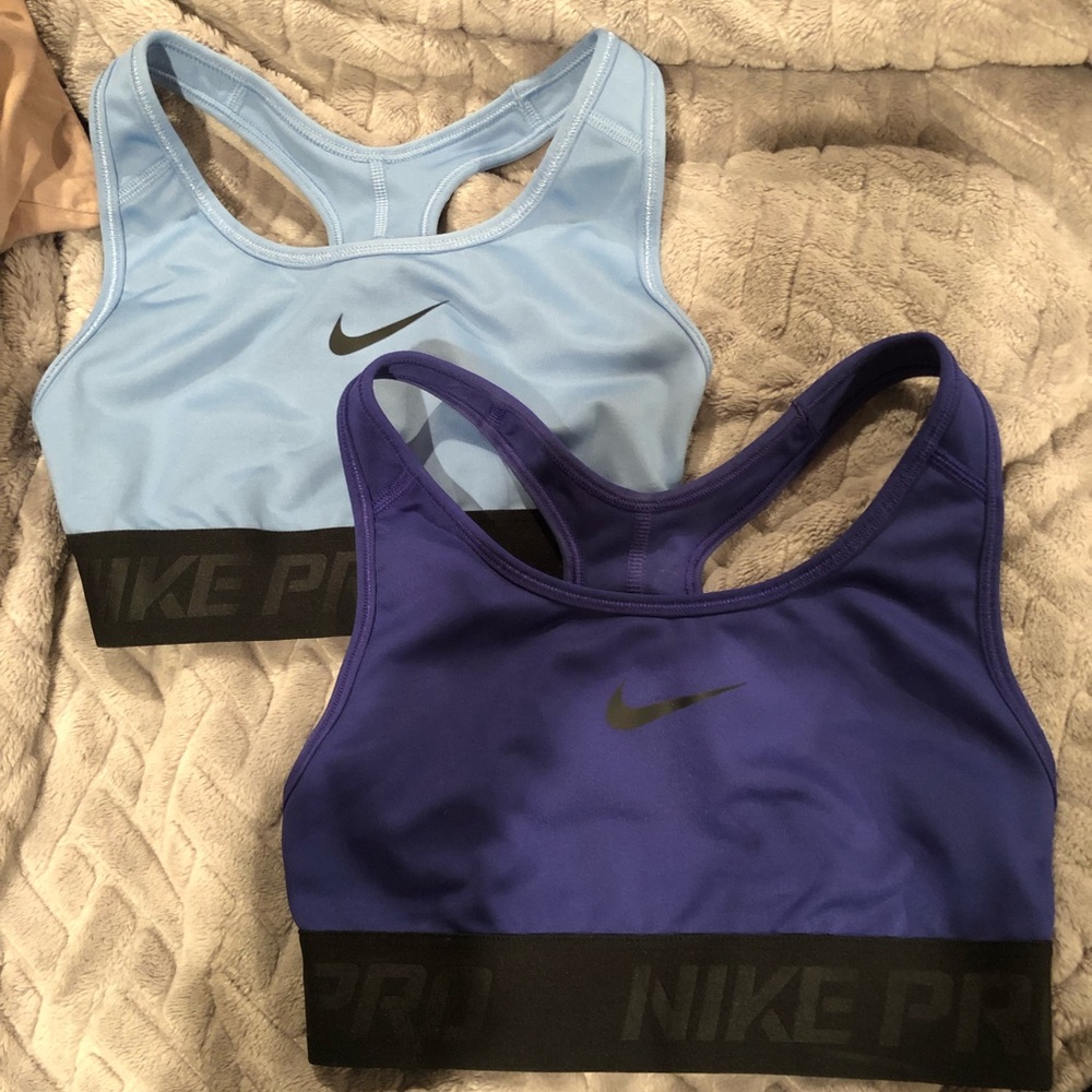 2 Nike Pro sportsbras XS. Never worn, too small.
